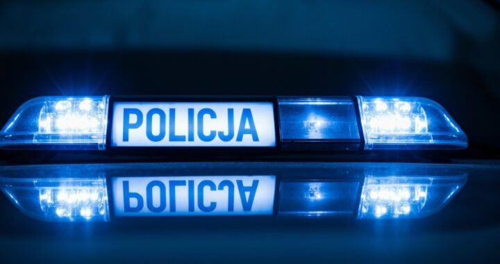 wakacyjny-powr--t-z----promilami----w-tle--policja-auto-1371